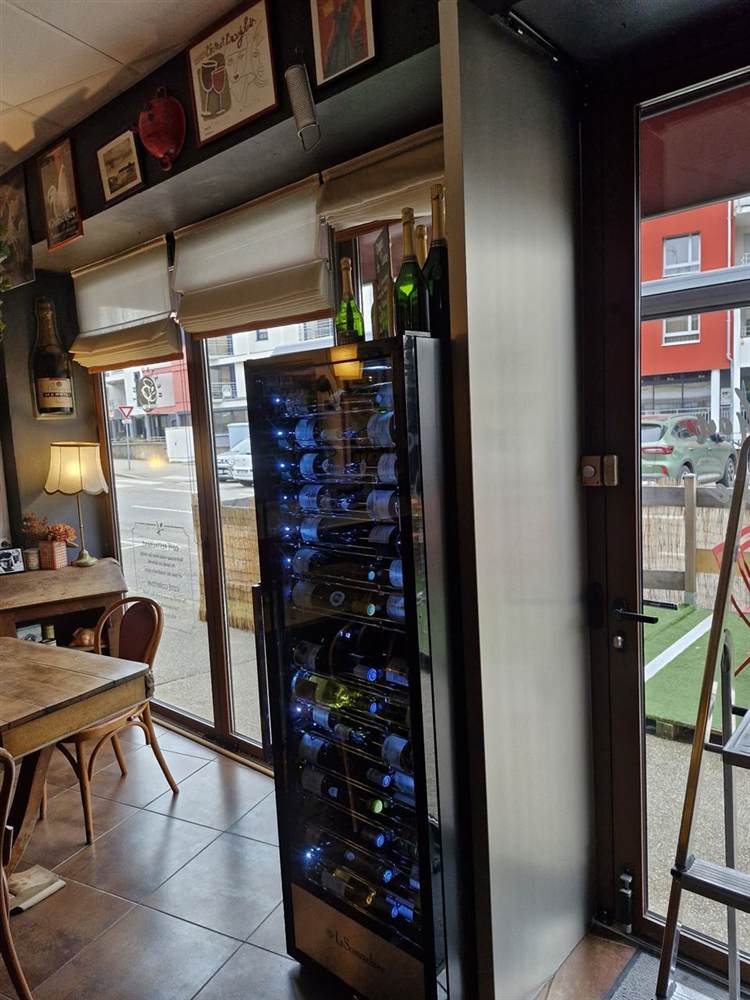 Armoire à vins du Bouchon de la Cave, bouteilles de rouges et de blancs de la région