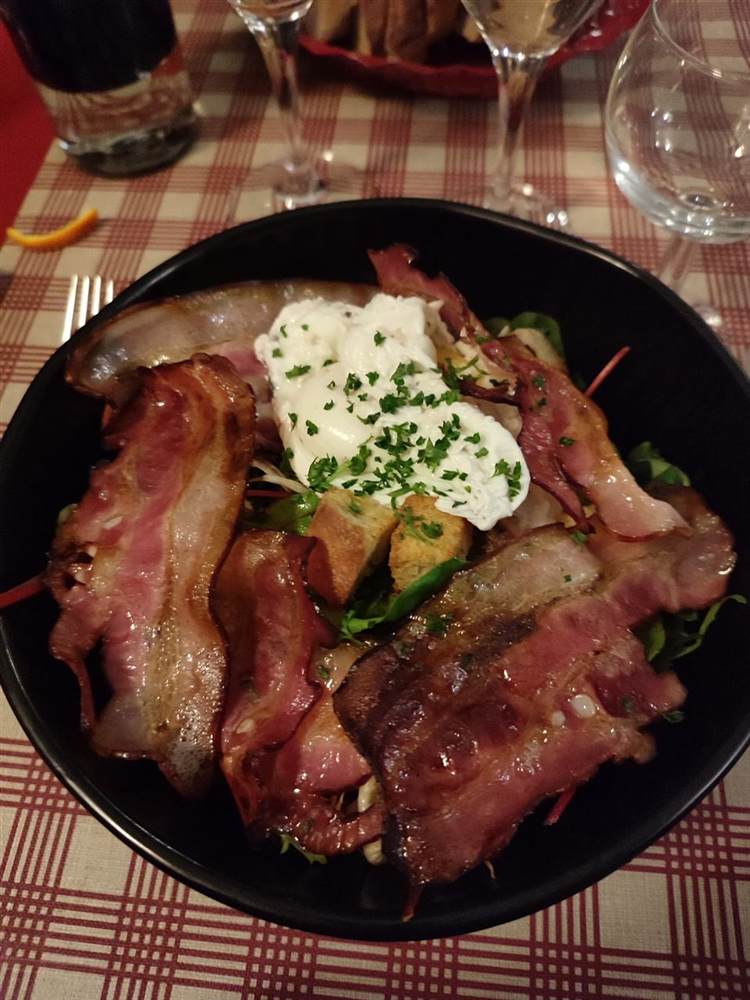 Salade lyonnaise servie en cocotte